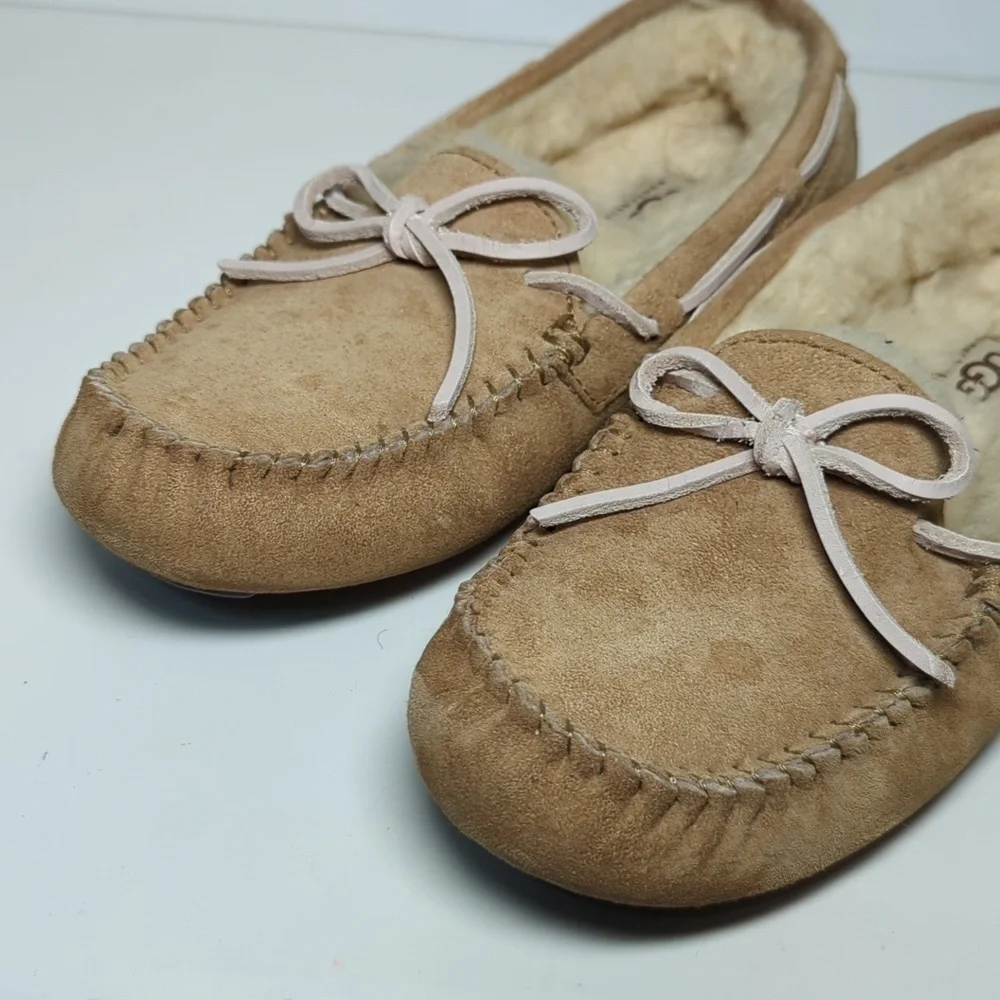 UGG Dakota suede sheepskin moccasin slippers woman's size 6 EU 37